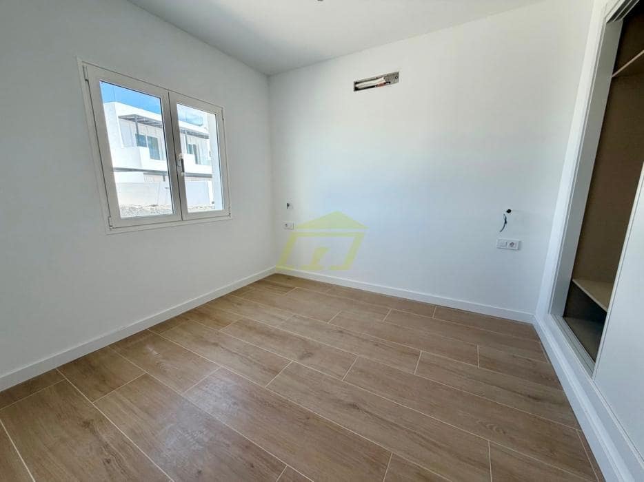 2 bedroom Villa for sale in Playa Blanca with pool - € 440,000 (Ref: 9798587)