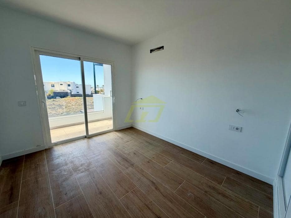 2 bedroom Villa for sale in Playa Blanca with pool - € 440,000 (Ref: 9798587)