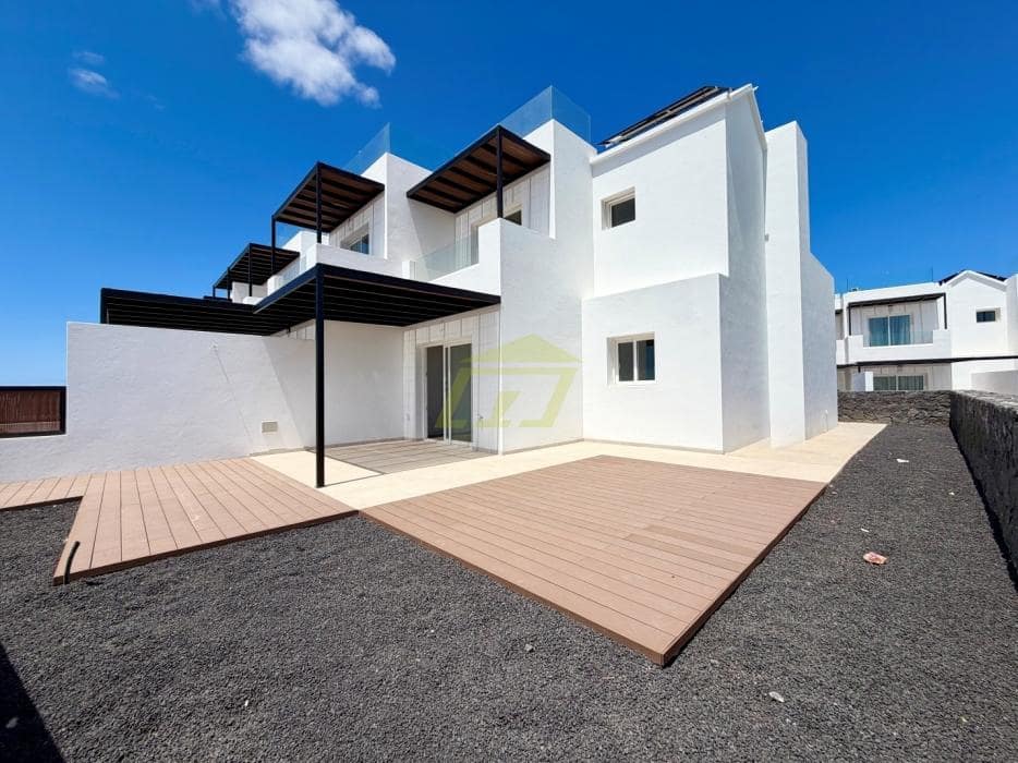 2 bedroom Villa for sale in Playa Blanca with pool - € 440,000 (Ref: 9798587)