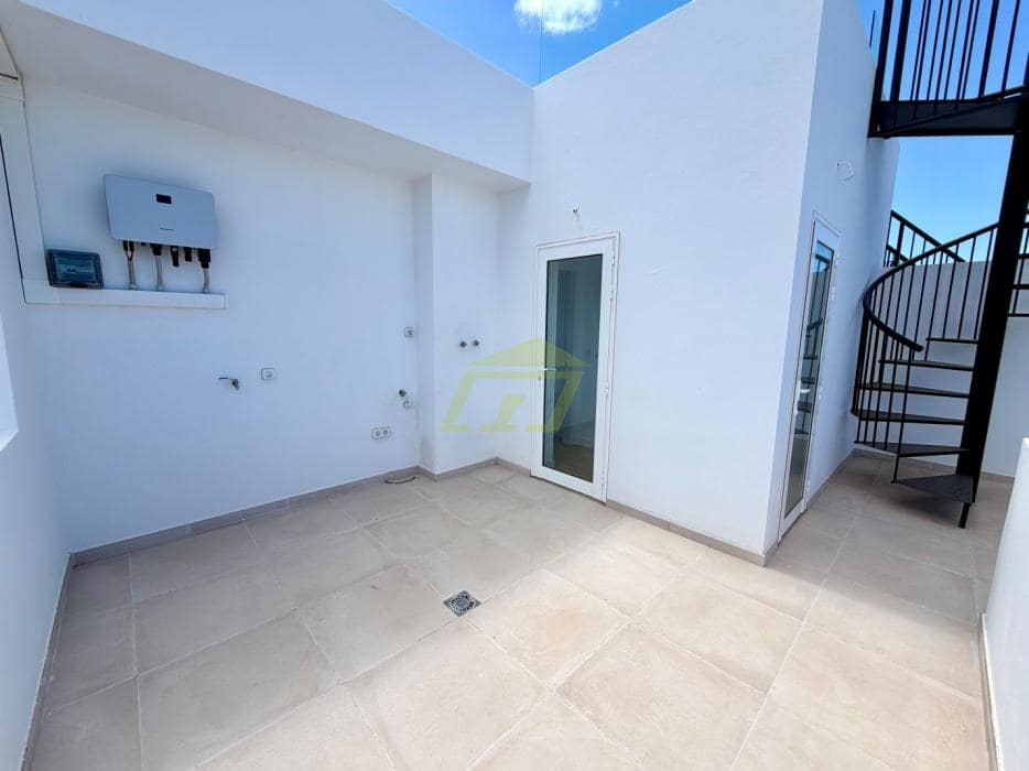 2 bedroom Villa for sale in Playa Blanca with pool - € 440,000 (Ref: 9798587)