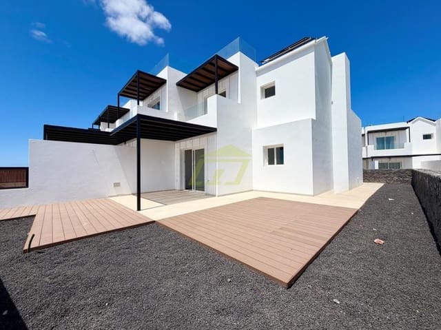 2 bedroom Villa for sale in Playa Blanca, Yaiza with pool - € 440,000 (Ref: 9798587)