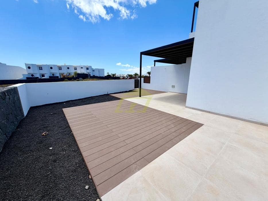 2 bedroom Villa for sale in Playa Blanca with pool - € 440,000 (Ref: 9798587)