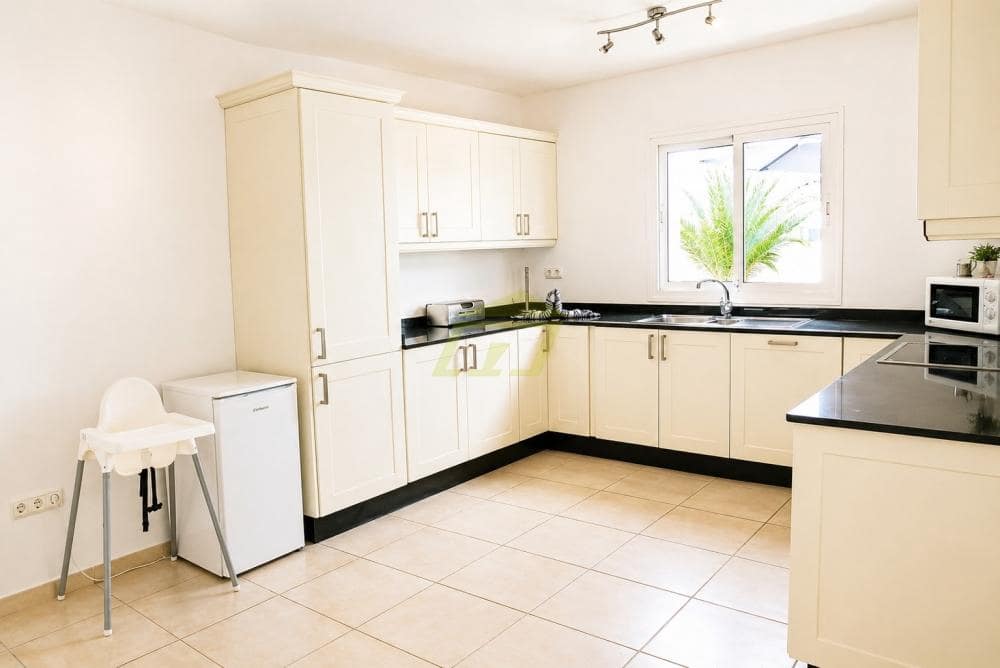 4 bedroom Villa for sale in Puerto Calero with pool - € 825,000 (Ref: 9803873)