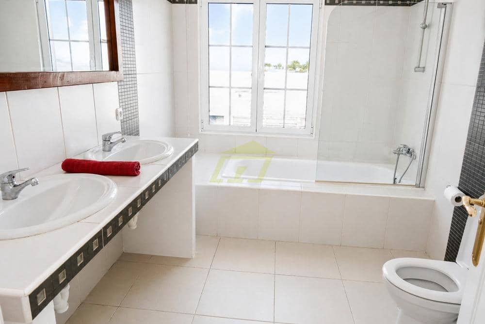 4 bedroom Villa for sale in Puerto Calero with pool - € 825,000 (Ref: 9803873)