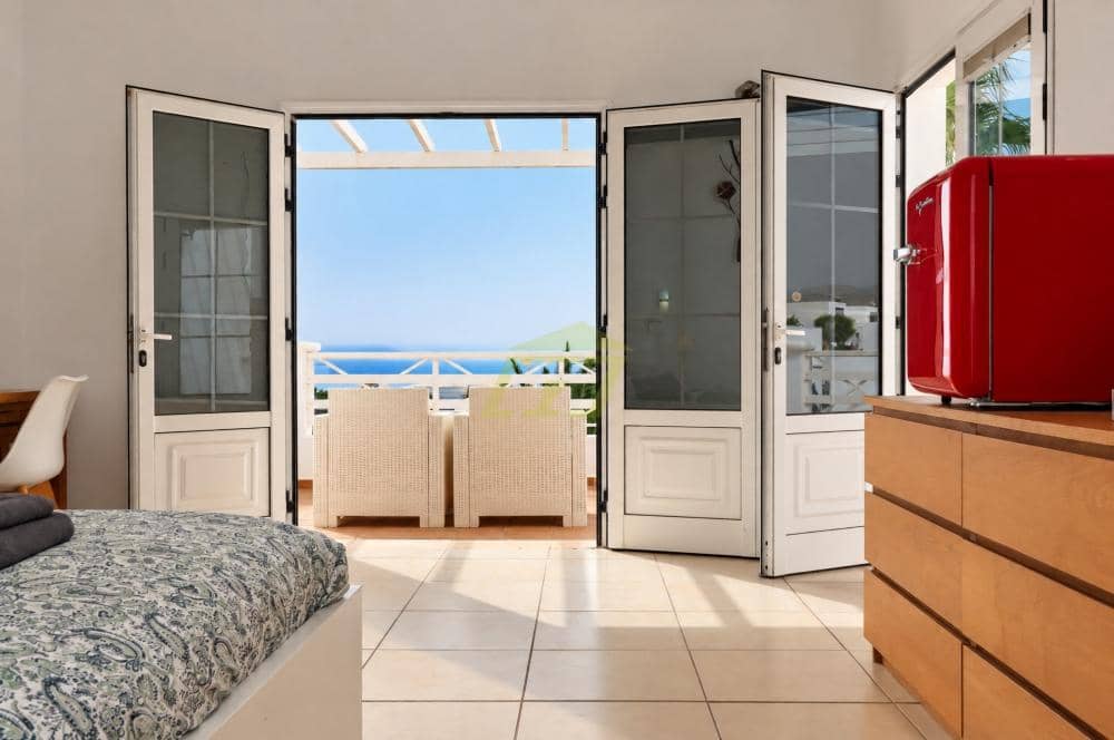 4 sypialnia Willa na sprzedaż w Puerto Calero z basenem - 825 000 € (Ref: 9803873)