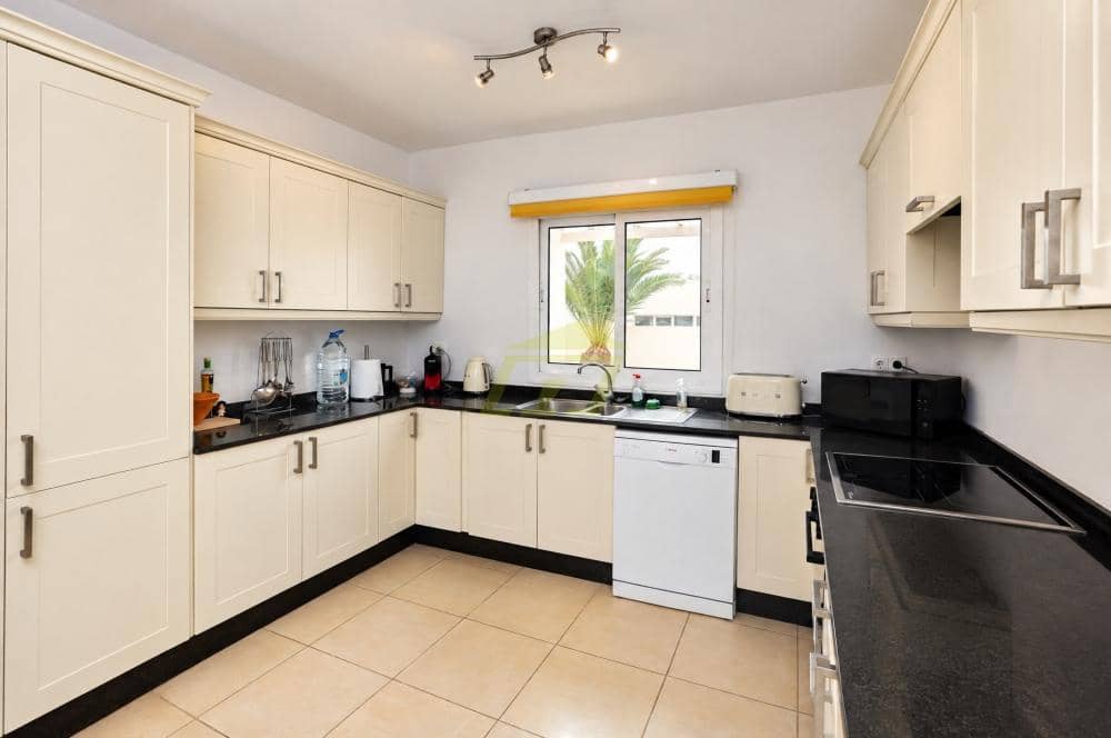 4 sypialnia Willa na sprzedaż w Puerto Calero z basenem - 825 000 € (Ref: 9803873)