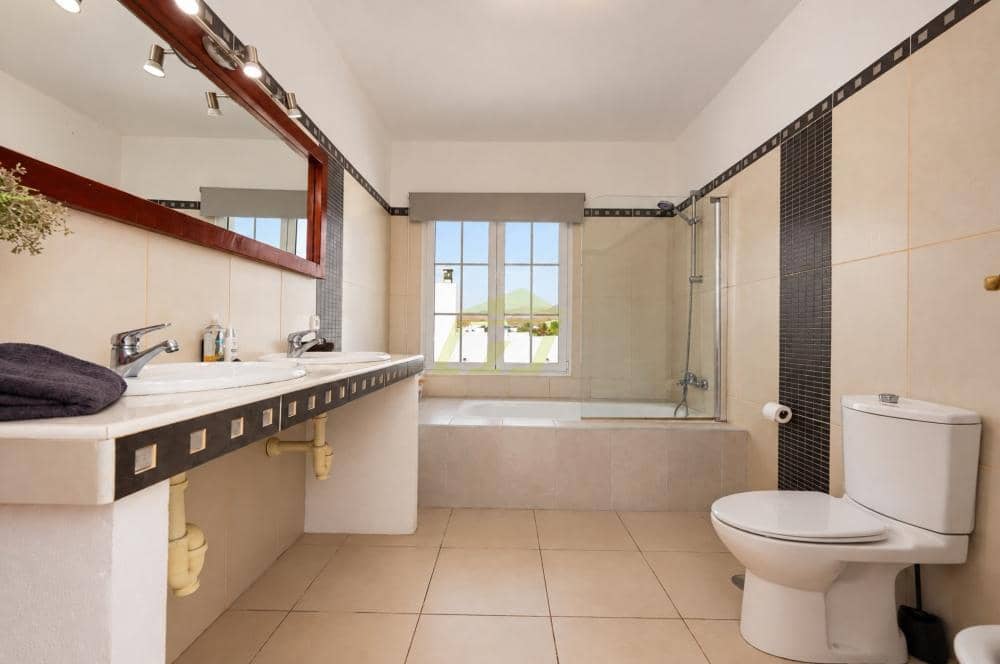 4 sypialnia Willa na sprzedaż w Puerto Calero z basenem - 825 000 € (Ref: 9803873)