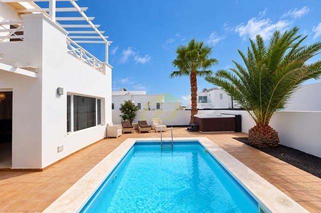 4 bedroom Villa for sale in Puerto Calero, Yaiza with pool - € 825,000 (Ref: 9803873)