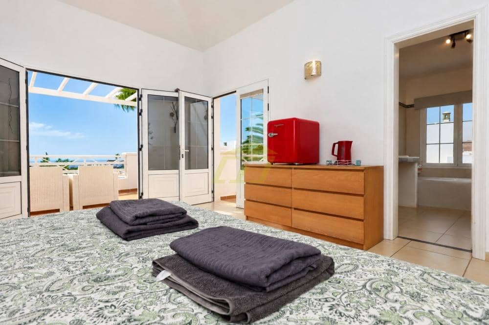 4 sypialnia Willa na sprzedaż w Puerto Calero z basenem - 825 000 € (Ref: 9803873)