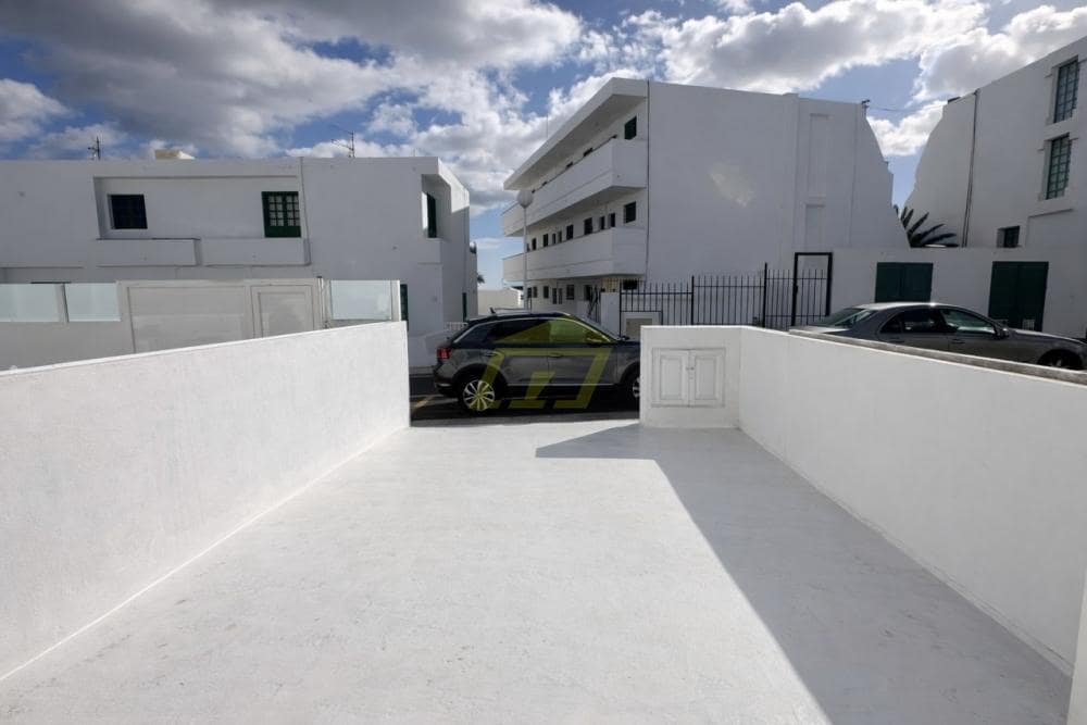 Chalet de 3 habitaciones en Puerto del Carmen en venta con garaje - 399.000 € (Ref: 9807559)