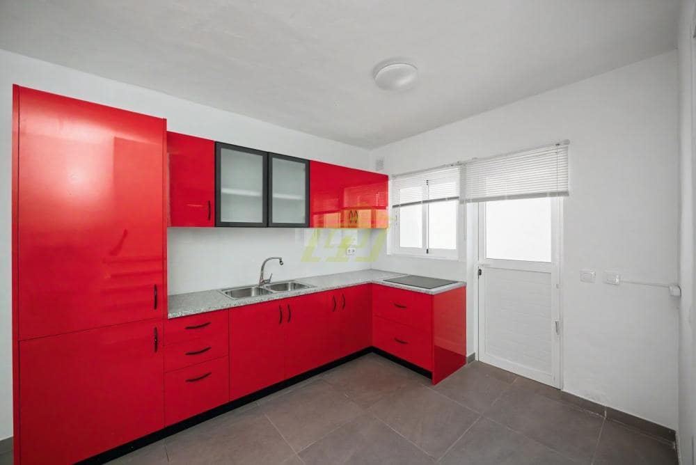 3 sovrum Villa till salu i Puerto del Carmen med garage - 399 000 € (Ref: 9807559)