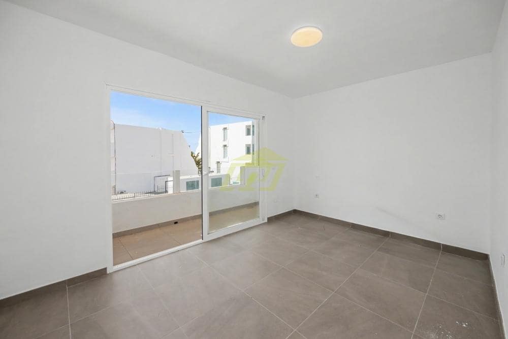 3 sovrum Villa till salu i Puerto del Carmen med garage - 399 000 € (Ref: 9807559)
