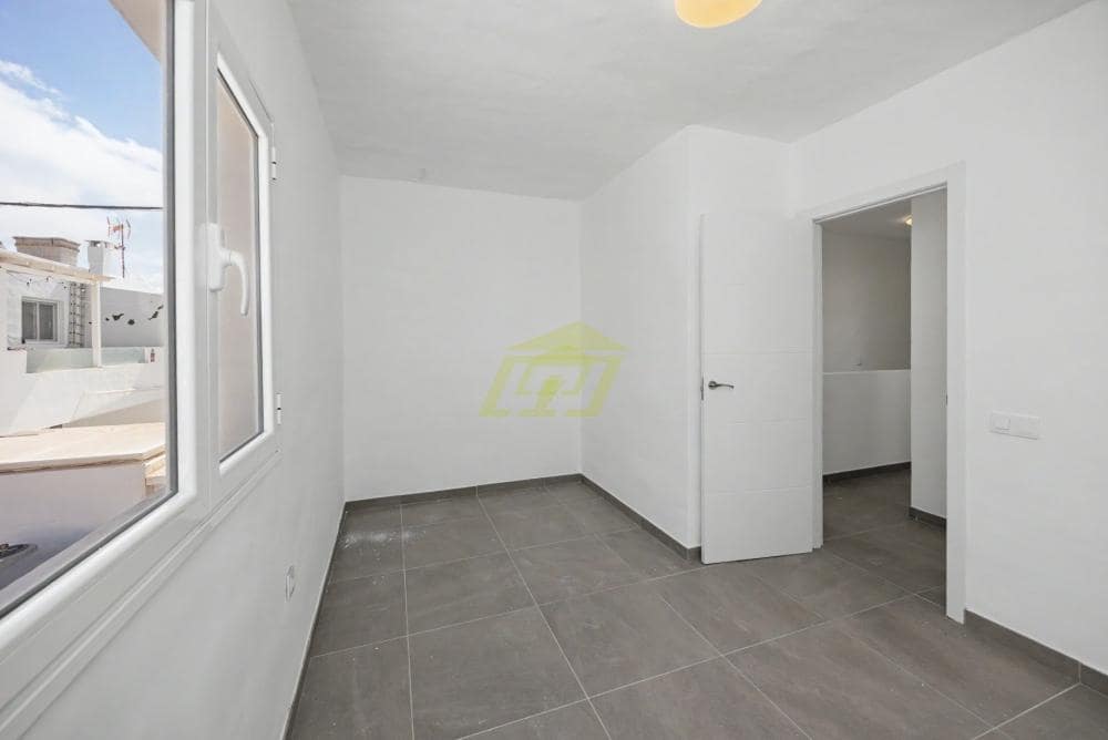 3 sovrum Villa till salu i Puerto del Carmen med garage - 399 000 € (Ref: 9807559)