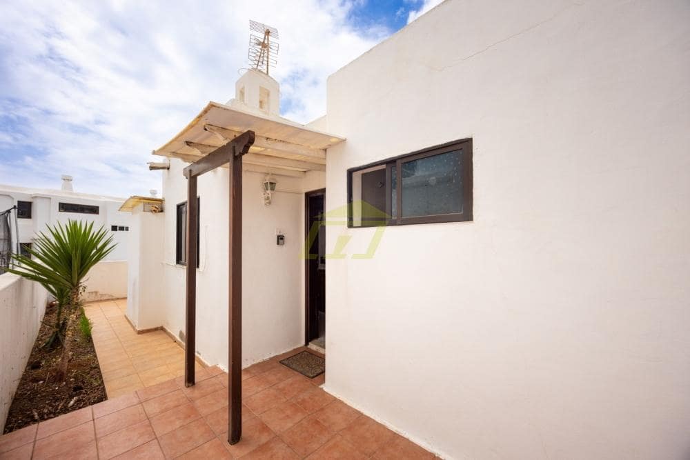 2 bedroom Bungalow for sale in Puerto del Carmen - € 349,000 (Ref: 9811129)