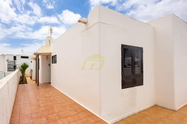 2 bedroom Bungalow for sale in Puerto del Carmen, Tías - € 349,000 (Ref: 9811129)
