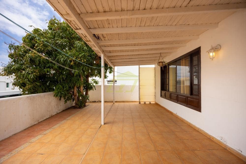 2 bedroom Bungalow for sale in Puerto del Carmen - € 349,000 (Ref: 9811129)