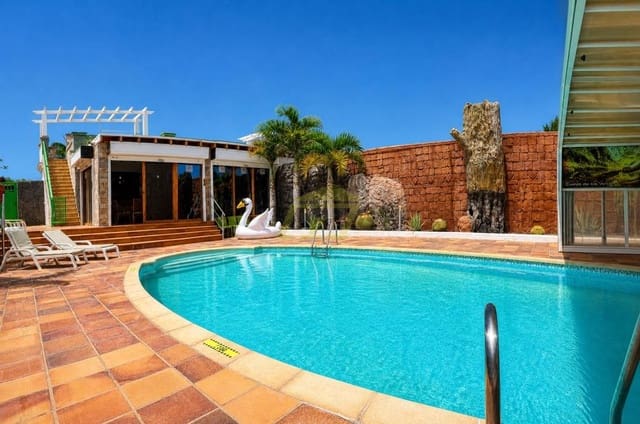 3 bedroom Villa for sale in Playa Blanca, Yaiza with pool - € 700,000 (Ref: 9815440)