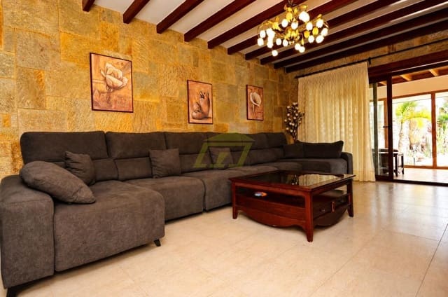 3 bedroom Villa for sale in Playa Blanca, Yaiza with pool - € 700,000 (Ref: 9815440)