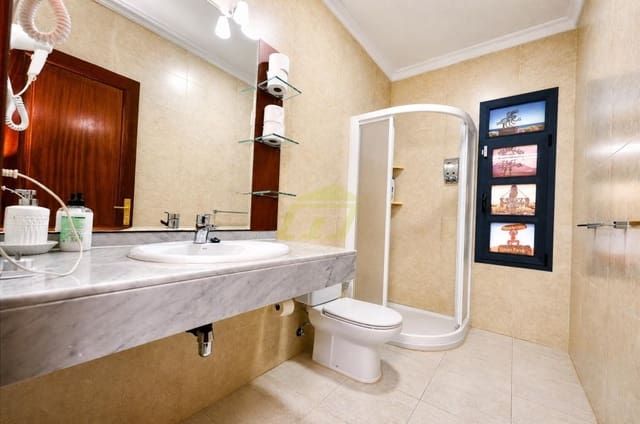 3 bedroom Villa for sale in Playa Blanca, Yaiza with pool - € 700,000 (Ref: 9815440)
