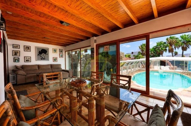 3 bedroom Villa for sale in Playa Blanca, Yaiza with pool - € 700,000 (Ref: 9815440)