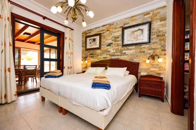 3 bedroom Villa for sale in Playa Blanca, Yaiza with pool - € 700,000 (Ref: 9815440)