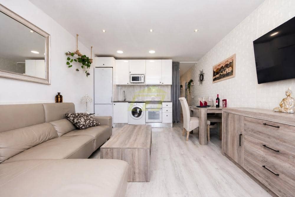 Apartamento de 2 habitaciones en Puerto del Carmen en venta con piscina - 309.000 € (Ref: 9815442)