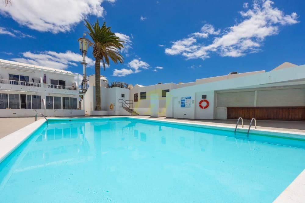 Apartamento de 2 habitaciones en Puerto del Carmen en venta con piscina - 309.000 € (Ref: 9815442)