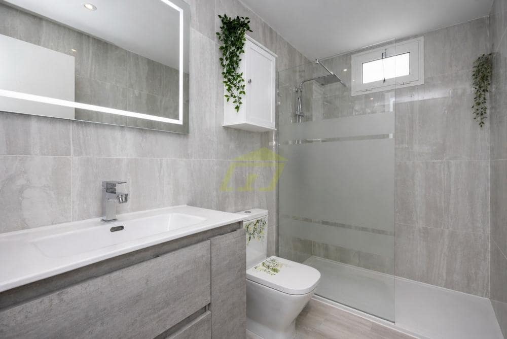 Apartamento de 2 habitaciones en Puerto del Carmen en venta con piscina - 309.000 € (Ref: 9815442)