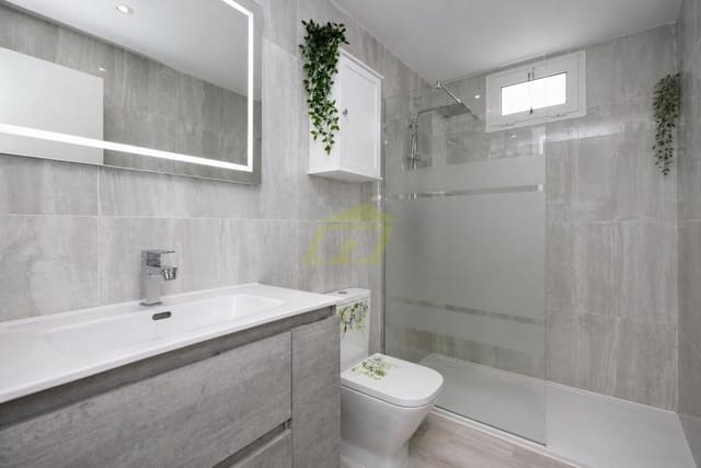 Apartamento de 2 habitaciones en Puerto del Carmen, Tías en venta con piscina - 309.000 € (Ref: 9815442)