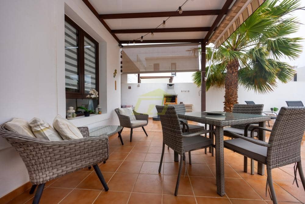 2 bedroom Villa for sale in Playa Blanca with pool garage - € 395,000 (Ref: 9816943)