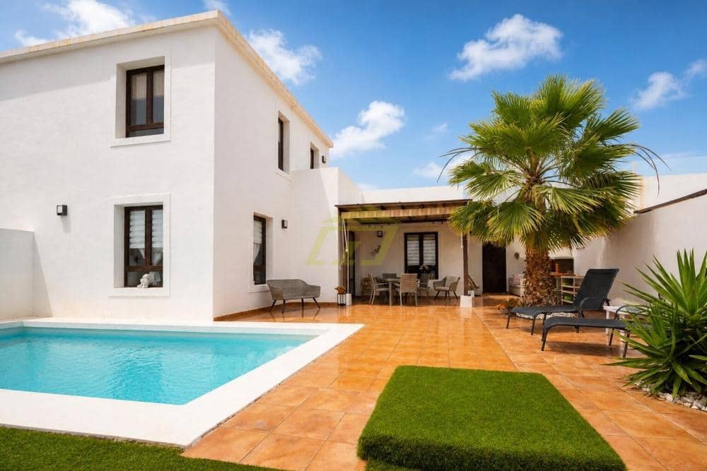 2 bedroom Villa for sale in Playa Blanca with pool garage - € 395,000 (Ref: 9816943)