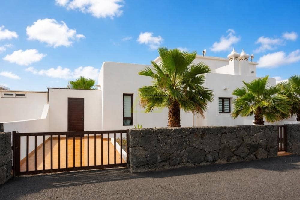 2 bedroom Villa for sale in Playa Blanca with pool garage - € 395,000 (Ref: 9816943)