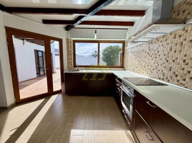 3 Zimmer Villa zu verkaufen in Playa Blanca, Yaiza mit Pool Garage - 440.000 € (Ref: 9819828)
