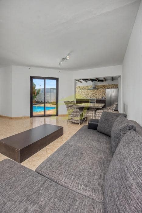 3 bedroom Villa for sale in Playa Blanca with pool garage - € 440,000 (Ref: 9819828)