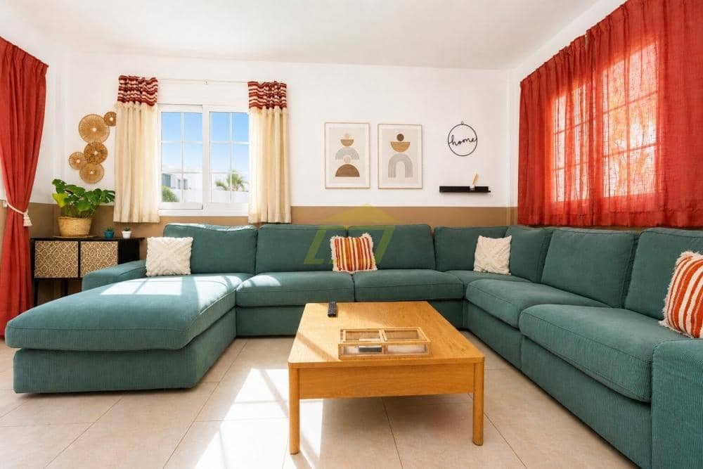 4 bedroom Villa for sale in Playa Blanca with pool - € 499,000 (Ref: 9819829)