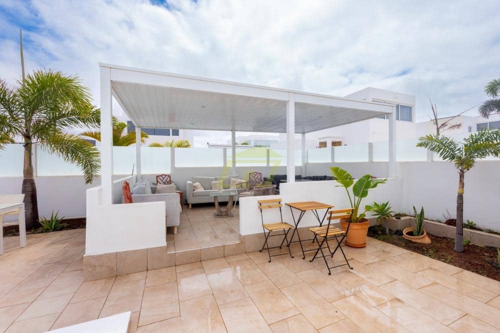 4 bedroom Villa for sale in Playa Blanca with pool - € 499,000 (Ref: 9819829)