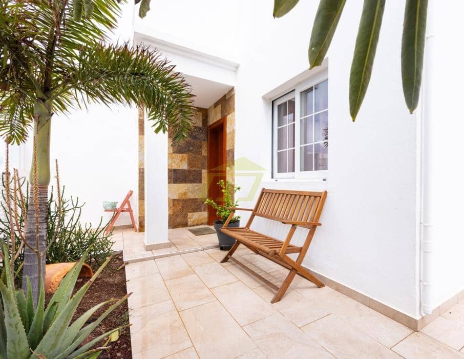 4 bedroom Villa for sale in Playa Blanca with pool - € 499,000 (Ref: 9819829)