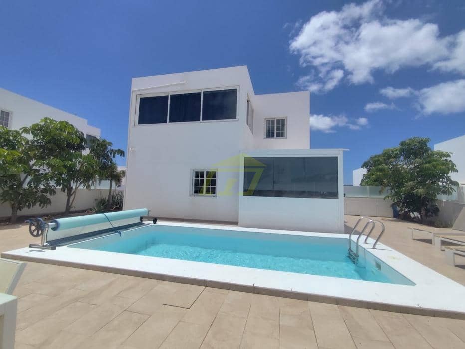 4 bedroom Villa for sale in Playa Blanca with pool - € 499,000 (Ref: 9819829)