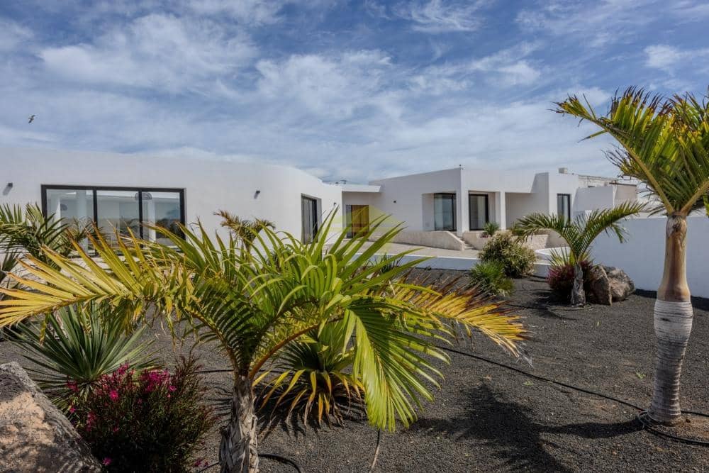 3 bedroom Villa for sale in Guime with pool garage - € 795,000 (Ref: 9824600)