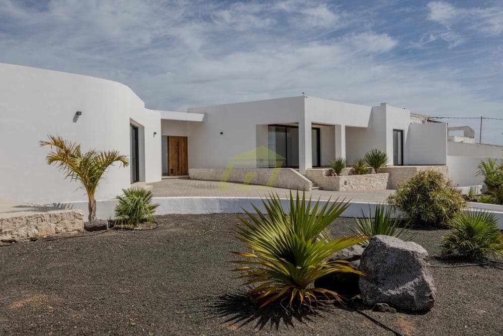 3 bedroom Villa for sale in Guime with pool garage - € 795,000 (Ref: 9824600)