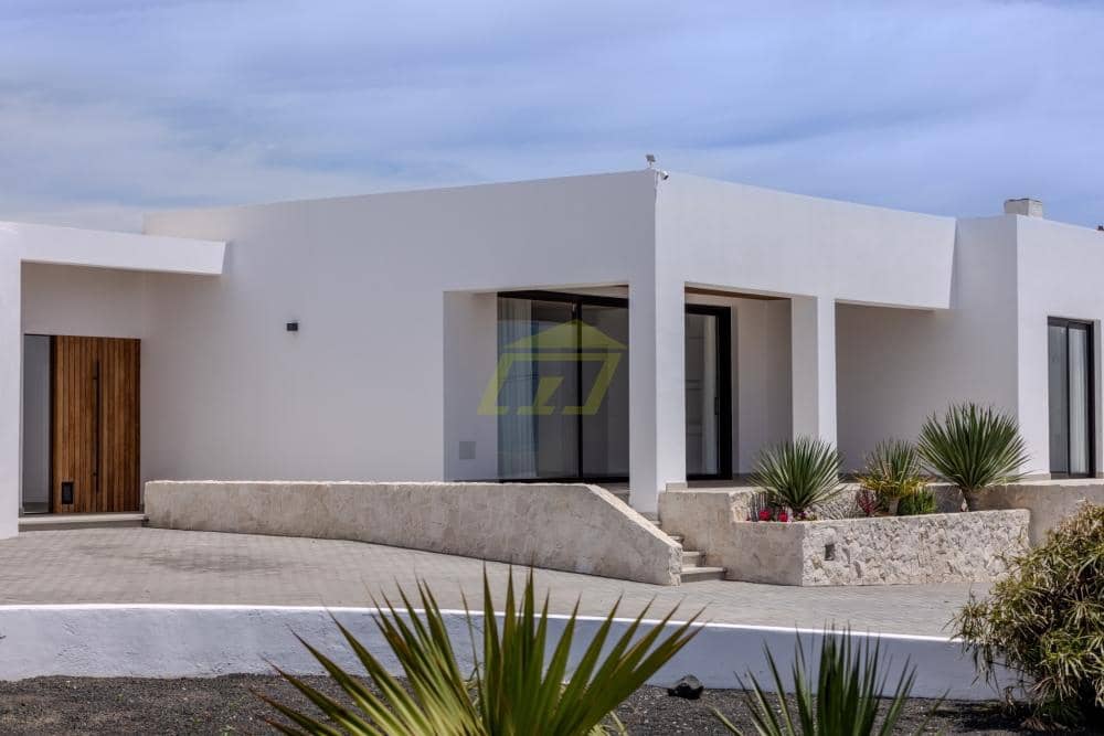 3 bedroom Villa for sale in Guime with pool garage - € 795,000 (Ref: 9824600)