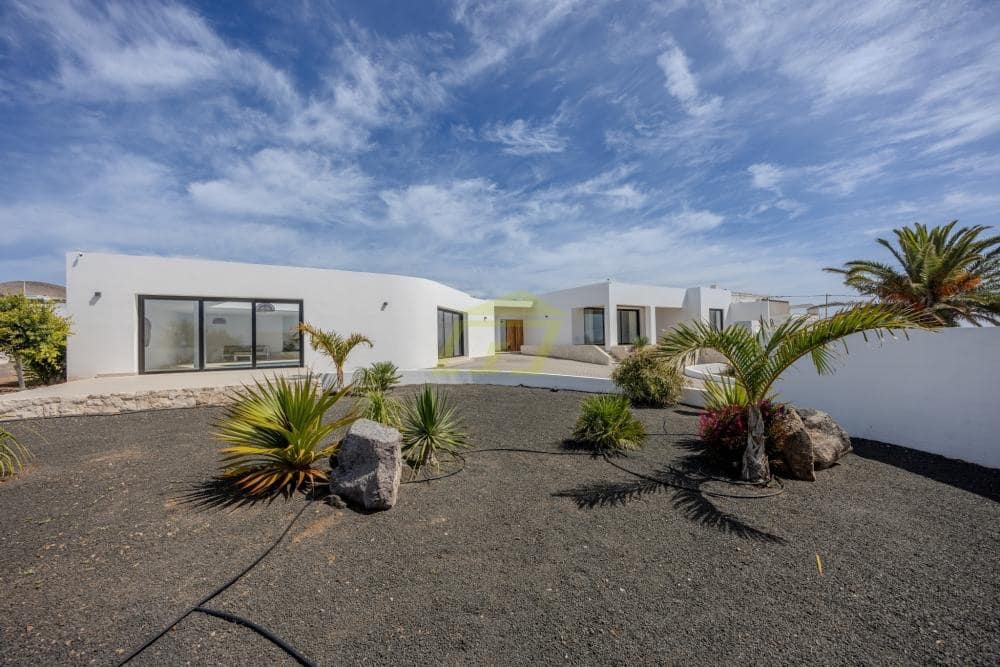 3 bedroom Villa for sale in Guime with pool garage - € 795,000 (Ref: 9824600)