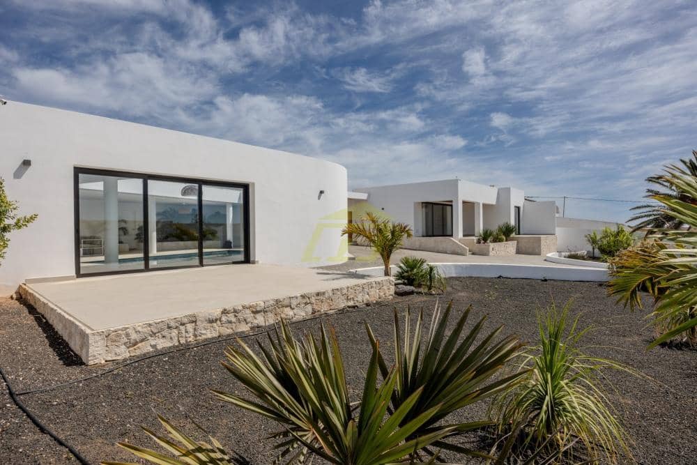 3 bedroom Villa for sale in Guime with pool garage - € 795,000 (Ref: 9824600)