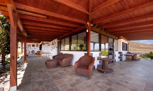 2 bedroom Bungalow for sale in Tabayesco, Haría with garage - € 550,000 (Ref: 9830556)