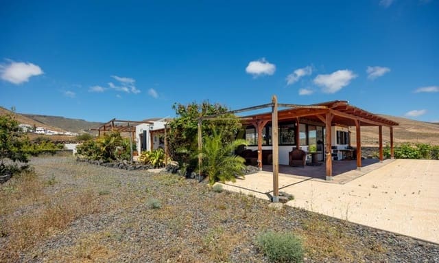 2 bedroom Bungalow for sale in Tabayesco, Haría with garage - € 550,000 (Ref: 9830556)