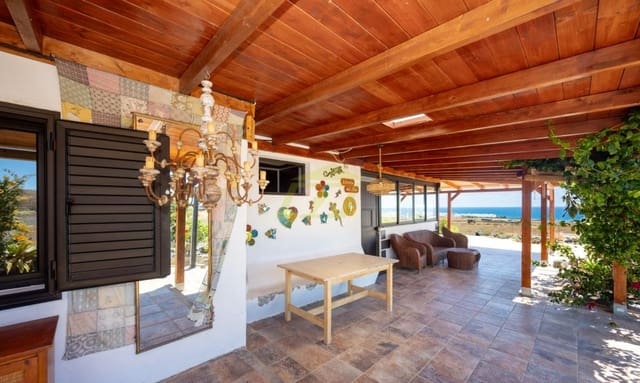2 bedroom Bungalow for sale in Tabayesco, Haría with garage - € 550,000 (Ref: 9830556)