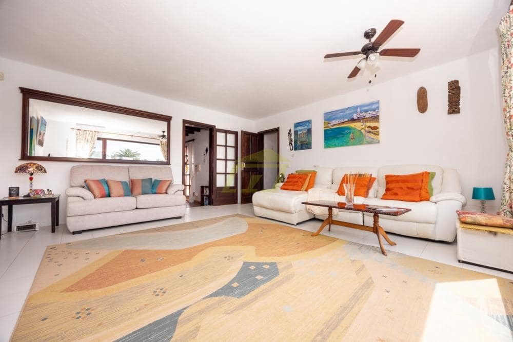 4 bedroom Villa for sale in Playa Blanca with pool - € 795,000 (Ref: 9833183)