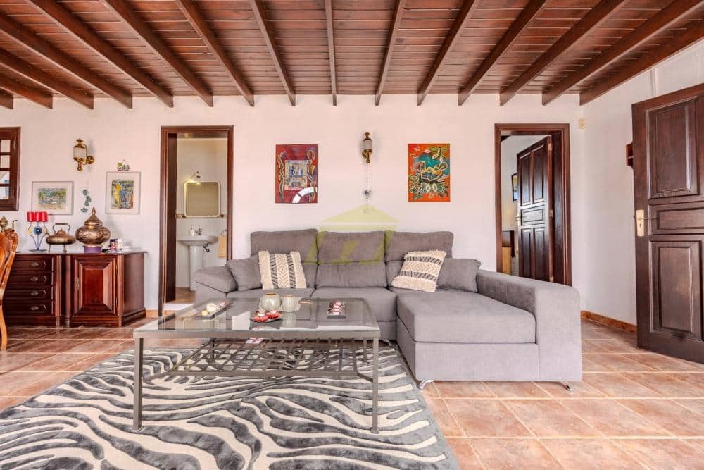 4 bedroom Villa for sale in Playa Blanca with pool - € 795,000 (Ref: 9833183)
