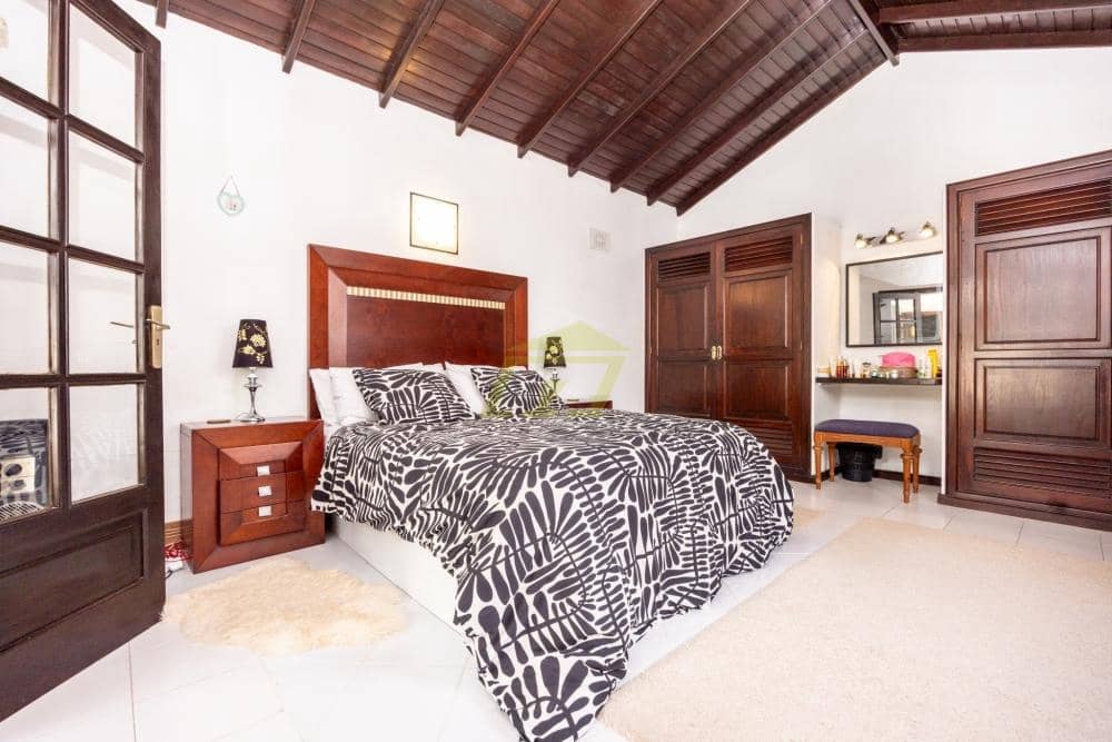 4 bedroom Villa for sale in Playa Blanca with pool - € 795,000 (Ref: 9833183)