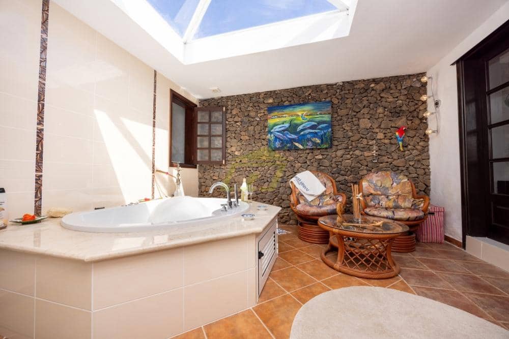 4 bedroom Villa for sale in Playa Blanca with pool - € 795,000 (Ref: 9833183)